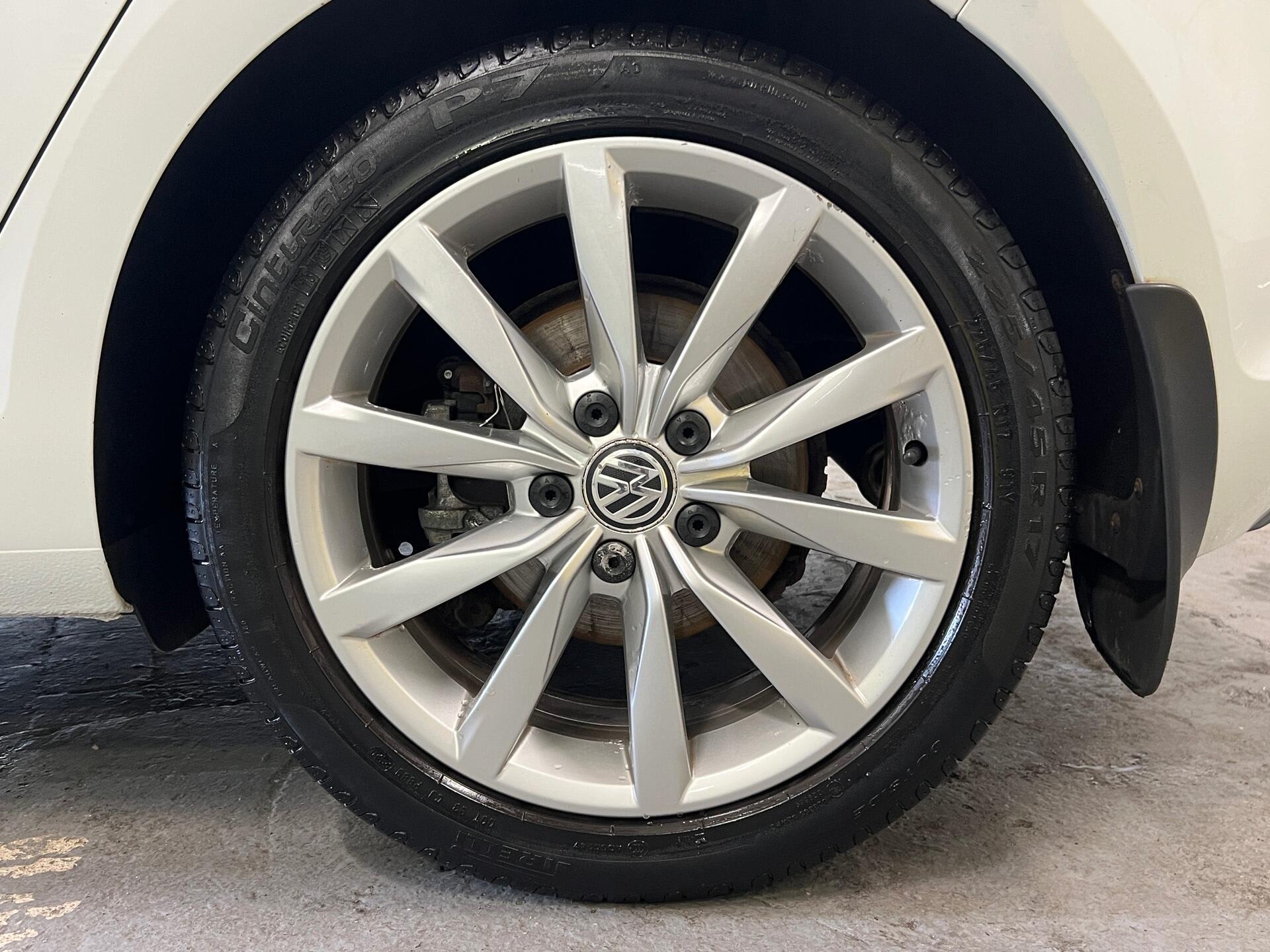 2013 Volkswagen Golf - Image 25
