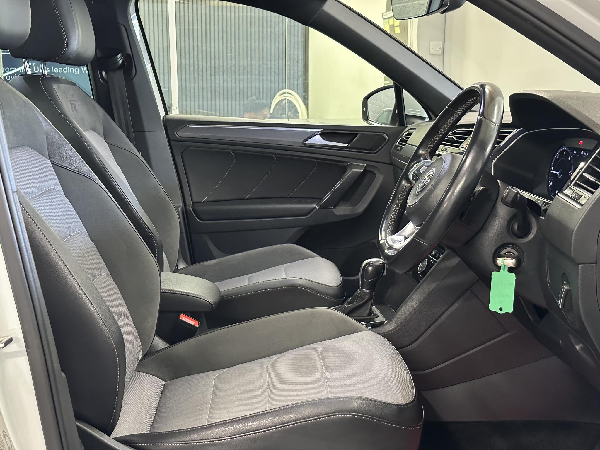 2018 Volkswagen Tiguan - Image 31