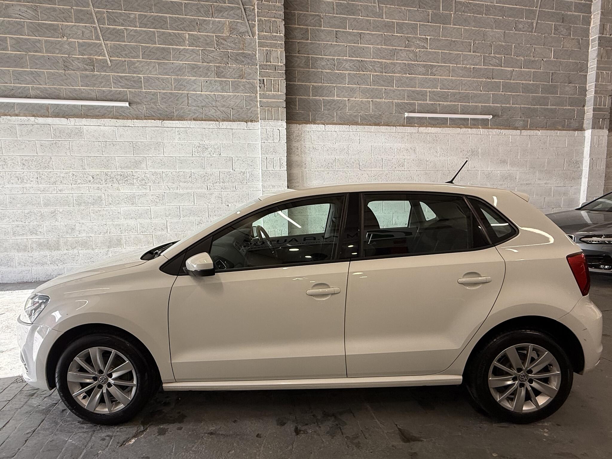 2014 Volkswagen Polo - Image 13