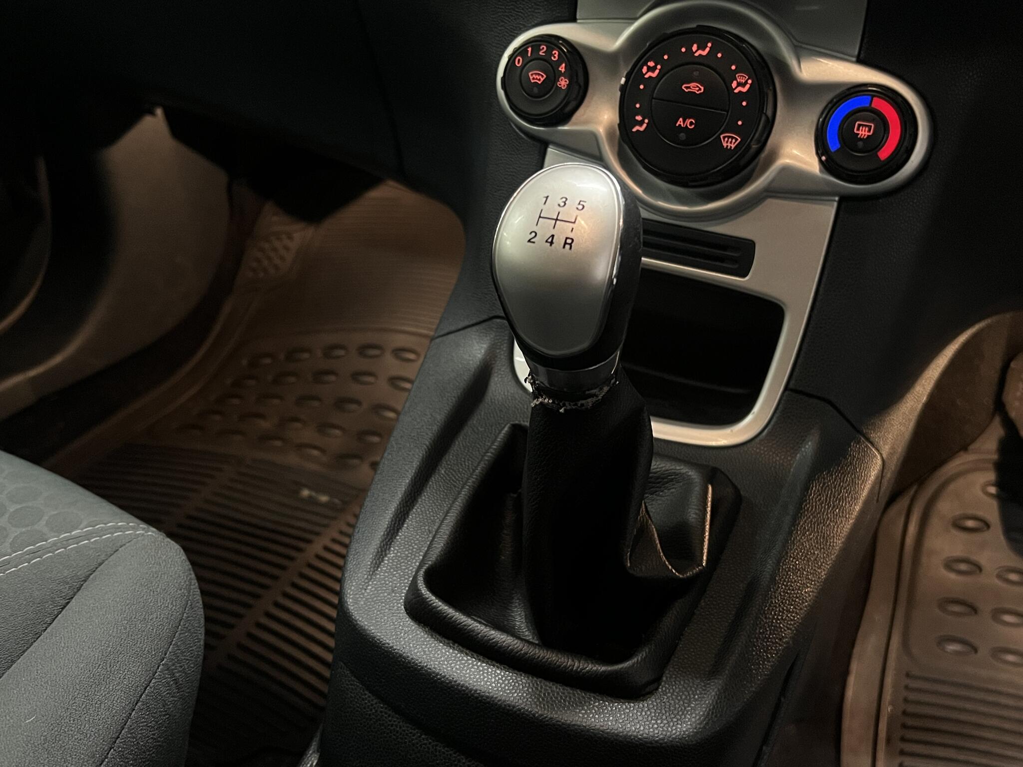 2009 Ford Fiesta - Image 32