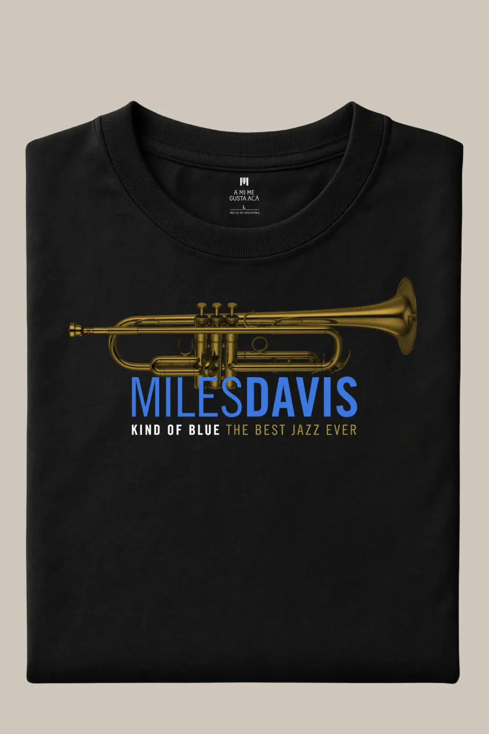 Remera homenaje a Miles Davis — diseño Métrica con trompeta dorada sobre negro y guiño a Kind of Blue