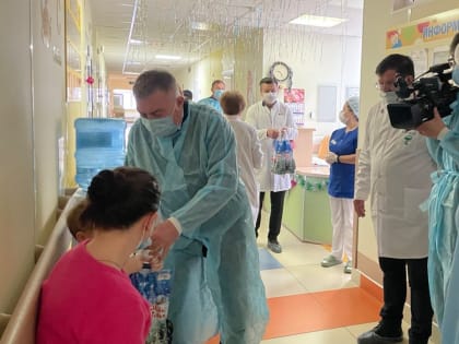 Рягат Хусаинов навестил детишек в детском стационаре