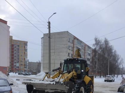 В Елабуге на уборке снега работает спецтехника