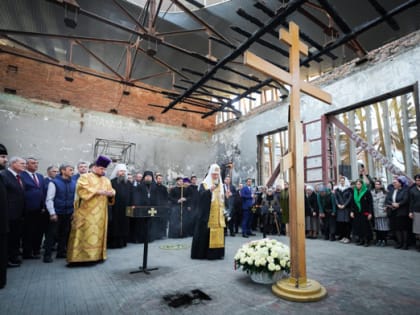 Святейший Патриарх Кирилл совершил литию в стенах бесланской школы № 1