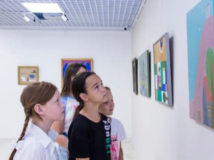 Выставка Хамзы Шарипова поражает многообразием сюжетов и техник