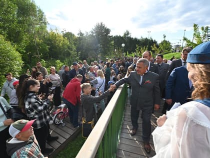 Рустам Минниханов и Ильсур Метшин приехали к жителям «Светлой долины» на открытие парка