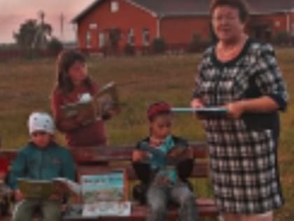 «С книжкой на скамейке».