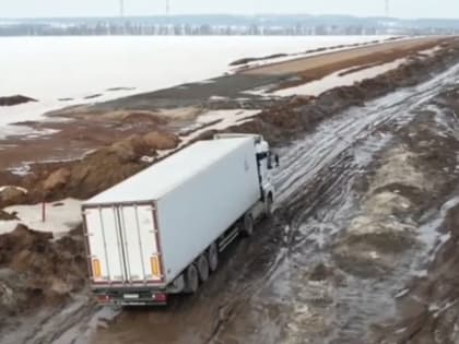 Фура застряла в грязи по дороге под Казанью