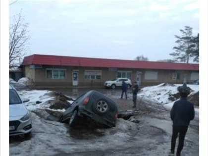 В Елабуге под припаркованной машиной провалился асфальт