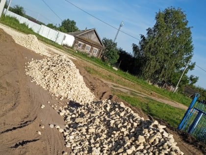 В селе Мысовский Лаишевского района ведутся работы по щебенению дорог