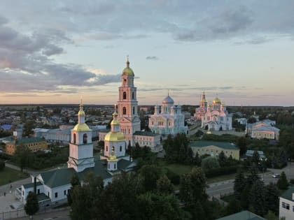 В канун Недели 19-й по Пятидесятнице митрополит Кирилл молился за всенощным бдением в Троицком соборе Серафимо-Дивеевского монастыря