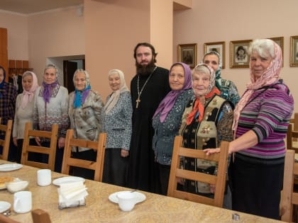 Священники и миряне Казанской епархии поздравили прихожан почтенного возраста с Днём пожилого человека