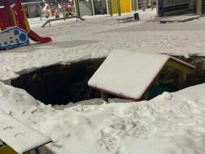 На территории детсада в «Салават Купере» под землю провалился домик