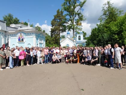 Медики возложили цветы на могилы известных врачей на Арском кладбище в Казани