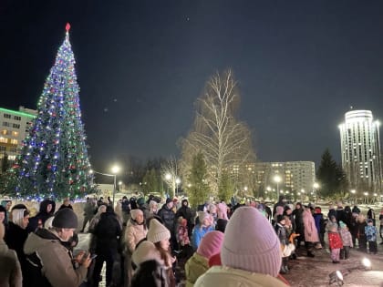 В Набережных Челнах открыли новогодние елки