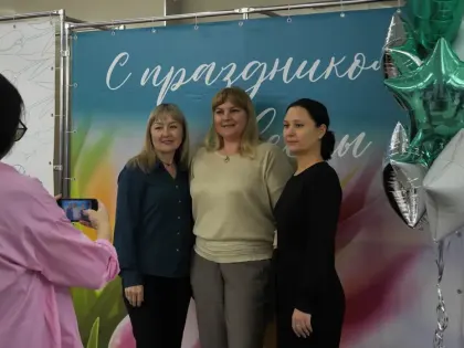 СИБУР организовал праздничный концерт для своих сотрудниц в честь 8 Марта
