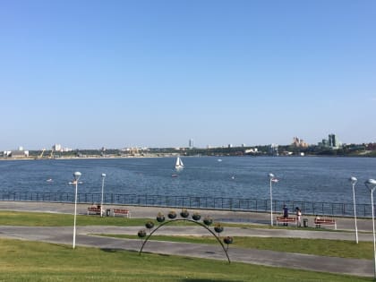 Вам не стыдно? — жительница Казани недовольна отсутствием скамеек у «Чаши»