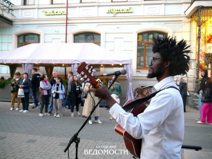 «Если б не было тебя»: почему студент из Камеруна запел Джо Дассена на казанской улице Баумана