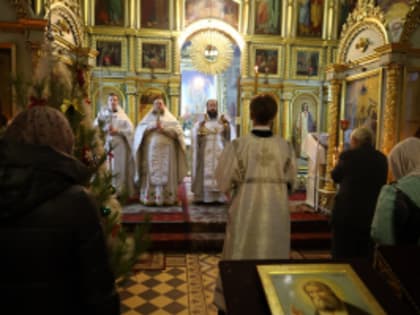 В Неделю 31-ю по Пятидесятнице, перед Богоявлением, день памяти преподобного Серафима Саровского, в храме Казанской иконы Божией Матери состоялось праздничное богослужение