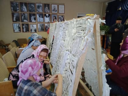 В храме Воскресения Христова изготовили маскировочные сетки для бойцов СВО