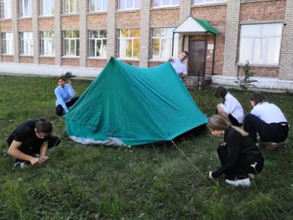 В Лениногорске школьники учились ставить туристическую палатку прямо во дворе школы