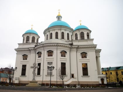 В Димитриевскую субботу митрополит Кирилл совершил Литургию в Пещерном храме Богородицкого монастыря