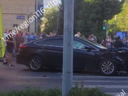 В Казани машину откинуло на женщину, стоявшую на тротуаре