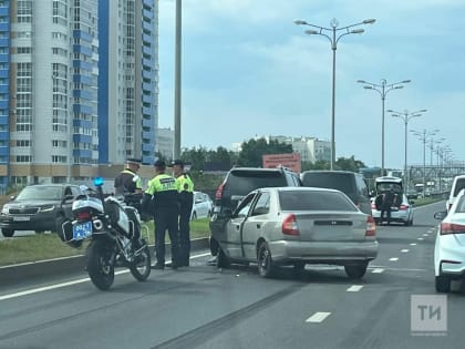 Два человека получили травмы в ДТП с тремя легковушками на Оренбургском тракте в Казани