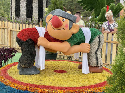 Фестиваль цветов: часы из прошлого, «тюбетейка» и картонные гонщики