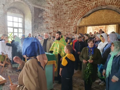 В храме Воскресения Славущего с. Змиево прошёл молебен с акафистом в честь праздника Пресвятой и Живоначальной Троице