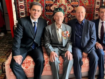 Труженика тыла из Альметьевска поздравили с юбилеем