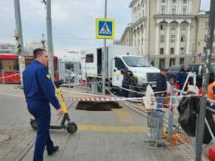 В яму возле театра Камала упала девушка, прокуратура начала проверку