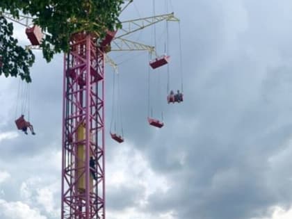 В ижевском парке аттракционов люди застряли на 30-метровой высоте