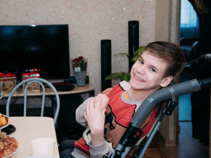 «Елка желаний»: мэр Бугульмы подарил новогодний подарок «особенному» ребенку