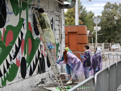 Художники и жители Альметьевска создали миниатюрные арт-объекты и мурал