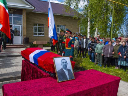 Нижнекамцы простились со старшим сержантом Равилем Рамазановым