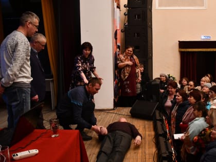 Сегодня, в зале РДК организовали встречу с  фельдшером скорой помощи по обучению оказания первой помощи.