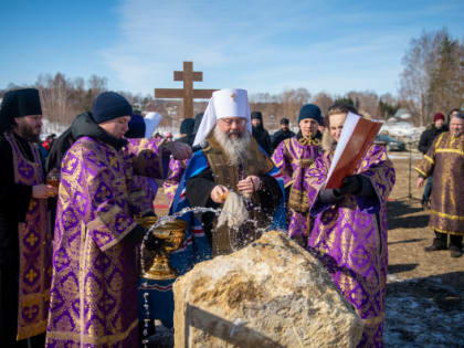 Митрополит Кирилл совершил чин закладки храма в селе Среднее Девятово