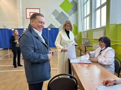 Айдар Метшин с супругой проголосовал в поселке Красный Ключ на выборах Президента РФ