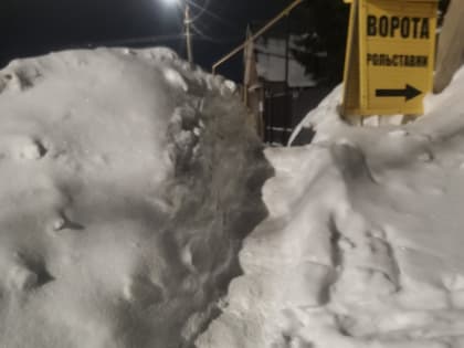 Нужен тротуар? Пролезай среди сугробов!
