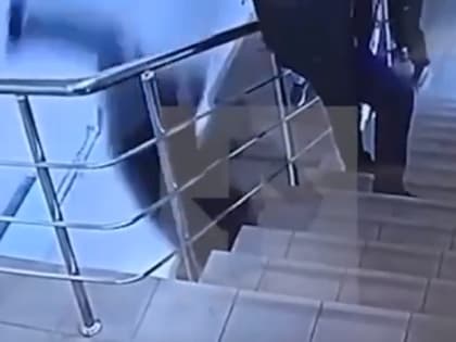Момент рокового падения мужчины в ТЦ Москвы попал на видео (18+)