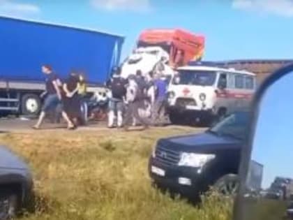 Пятнадцать человек погибли в столкновении автобуса и грузовика в Ульяновской области (ВИДЕО)