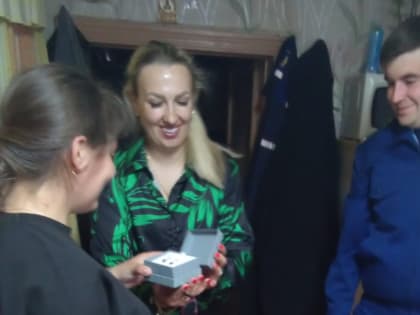 Накануне Дня защиты детей прокурор Спасского района РТ Наумов Андрей Вячеславович и начальник отдела опеки и попечительства Низамова Надежда Николаевна поздравили детей из замещающ