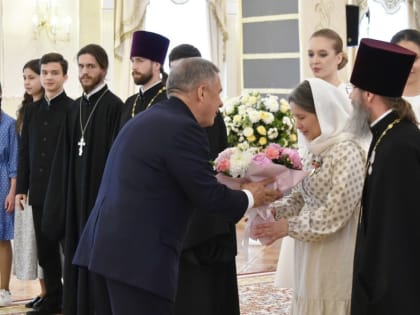 Многодетная семья выпускников и учащихся Казанской духовной семинарии удостоена республиканской медали «Родительская доблесть»