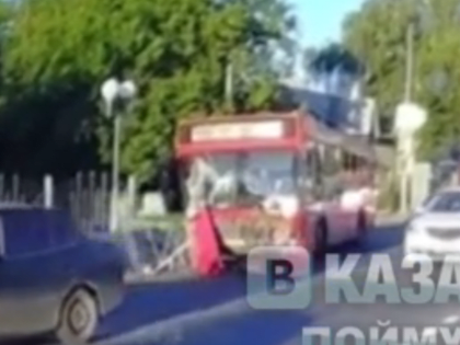 В Казани автобус протаранил бетонное ограждение: есть пострадавшие