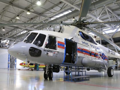 Минниханов и Куренков осмотрели модернизированные вертолеты Ми-8