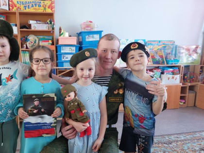 Только что вернувшийся из армии Искандер Хабибуллин встретился с воспитанниками детского сада "Ромашка"