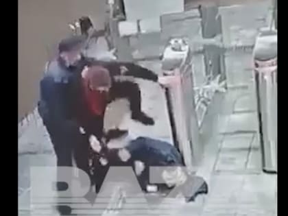 Пьяный неадекват жестко избил женщину-контролера на ж/д станции в Подмосковье - видео