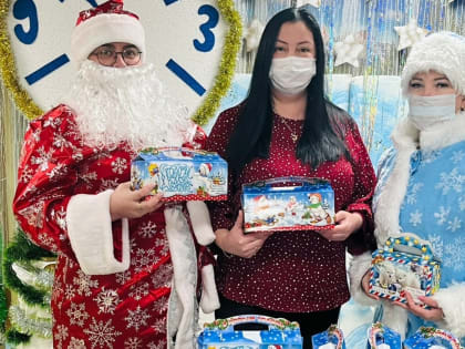 Проживающих дома-интерната вновь порадовали подарками.