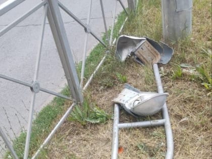 «На соплях держатся?»: фонарь упал на машину казанца